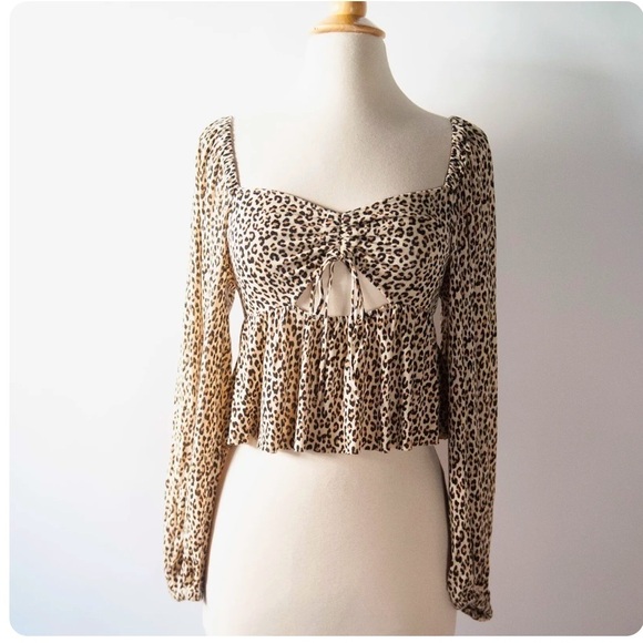URBAN OUTFITTERS Cheetah Long Sleeve Crop Top Keyhole - Picture 1 of 5